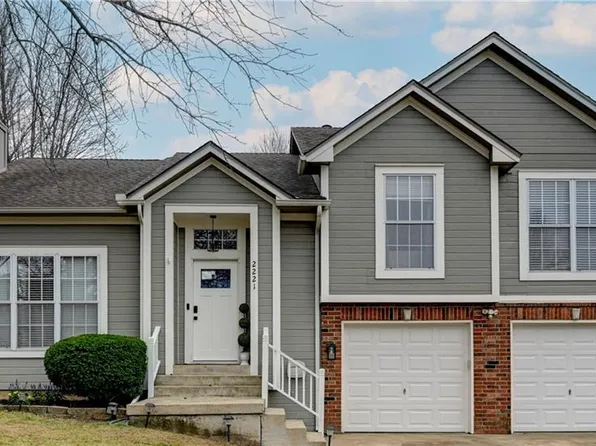 2221 SE 5th Ter, Lees Summit, MO 64063