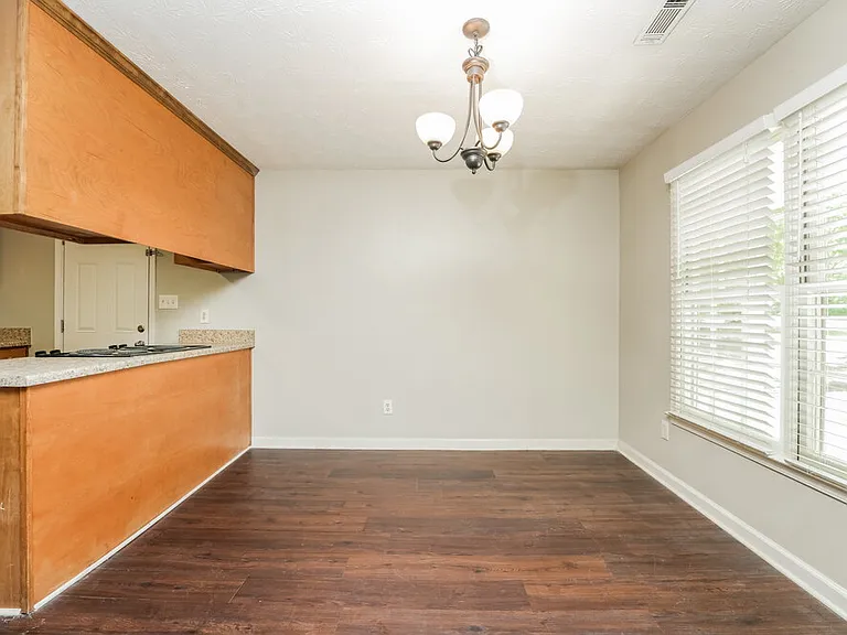 465 Rosehill Dr — Photo 5