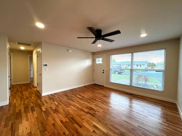 1007 S 50th Ave — Photo 3