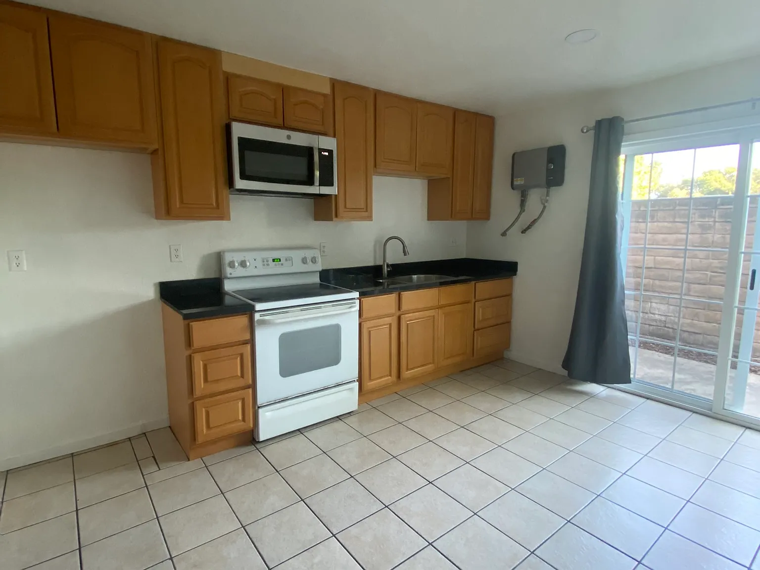 2 bed, 1.5 bath, 1050 sqft, $1,900 — Photo 2