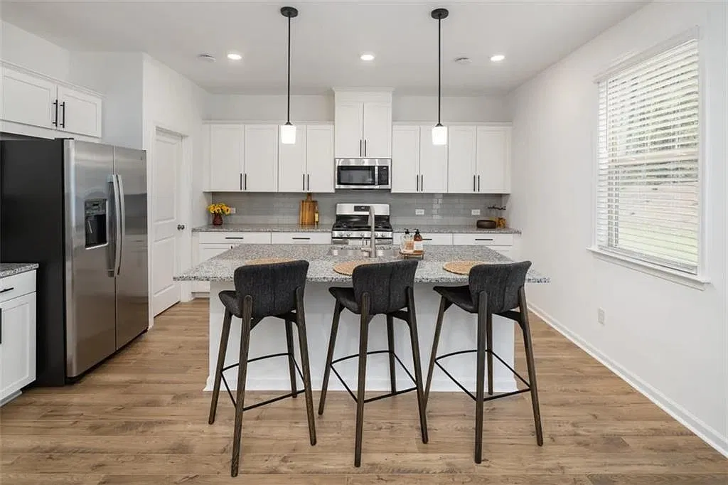 4 bed, 2.5 bath, 2714 sqft, $3,325 — Photo 3