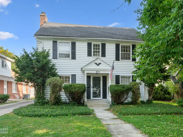 221 Lawndale Ave, Aurora, IL 60506