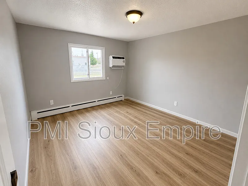 2 bed, 1.0 bath, 900 sqft, $925 — Photo 2
