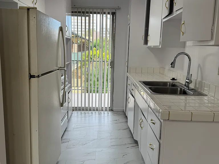 244 S El Molino Ave — Photo 41