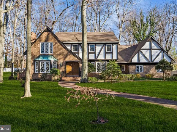 2 Oriole Way, Moorestown, NJ 08057