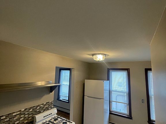 4th image of 1609 4th St NE