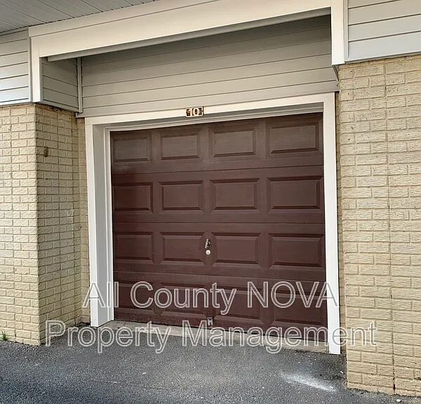 1611 Carriage House Ter #D — Photo 2