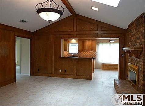 2nd image of 807 Willow Crest Dr