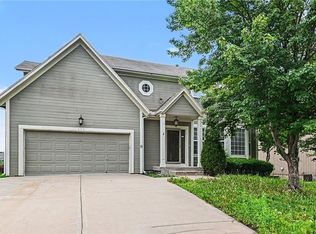 891 S Clearwater Creek Dr, Olathe, KS 66061