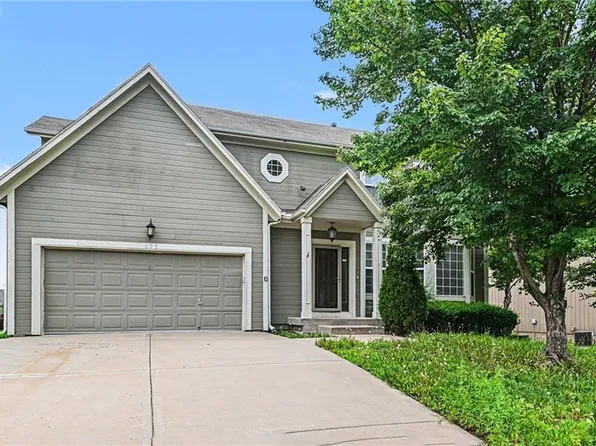 891 S Clearwater Creek Dr, Olathe, KS 66061