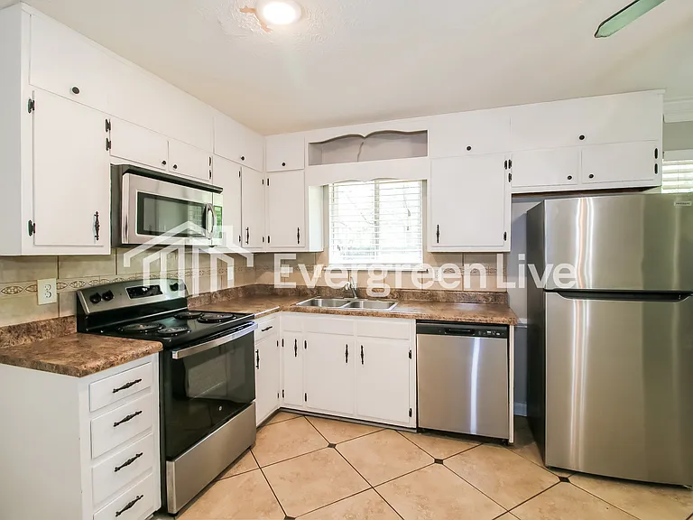 2221 Carson Ct — Photo 7
