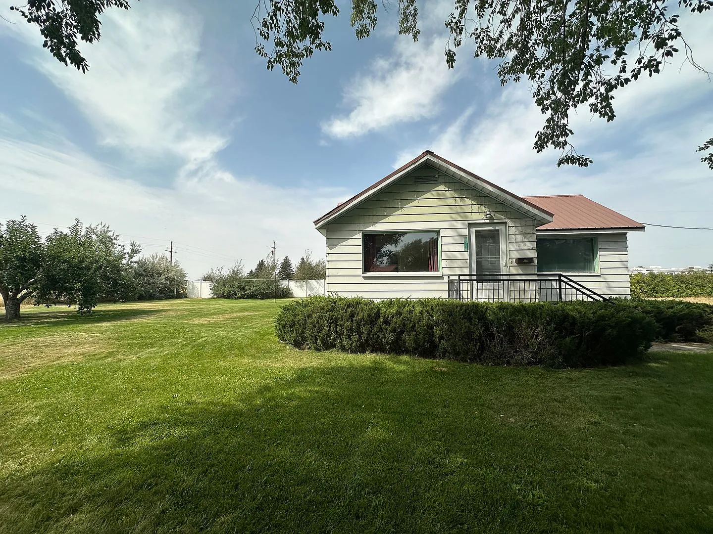 Super Cute 2 Bedroom, 1 Bathroom Country Home — Photo 1
