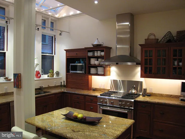 235 S 21st St #1F — Photo 14