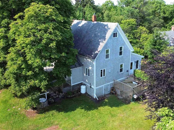 92 Main St, Chester, NS B0J 1J0