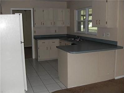 2nd image of 233 SW Kimball Cir