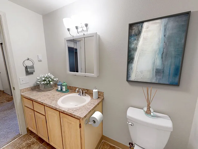 Spacious 2 Bedroom Blocks from Downtown Salem! Washer/Dryer included! Mini Split Heating/Air Cond... — Photo 9