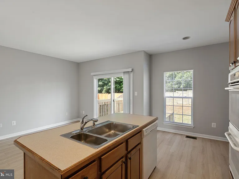 1026 Longview Ln — Photo 6