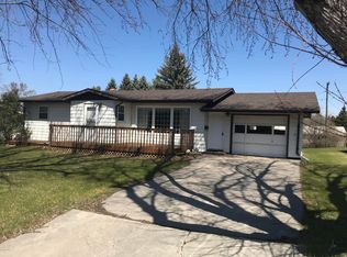 606 4th St, Walhalla, ND 58282