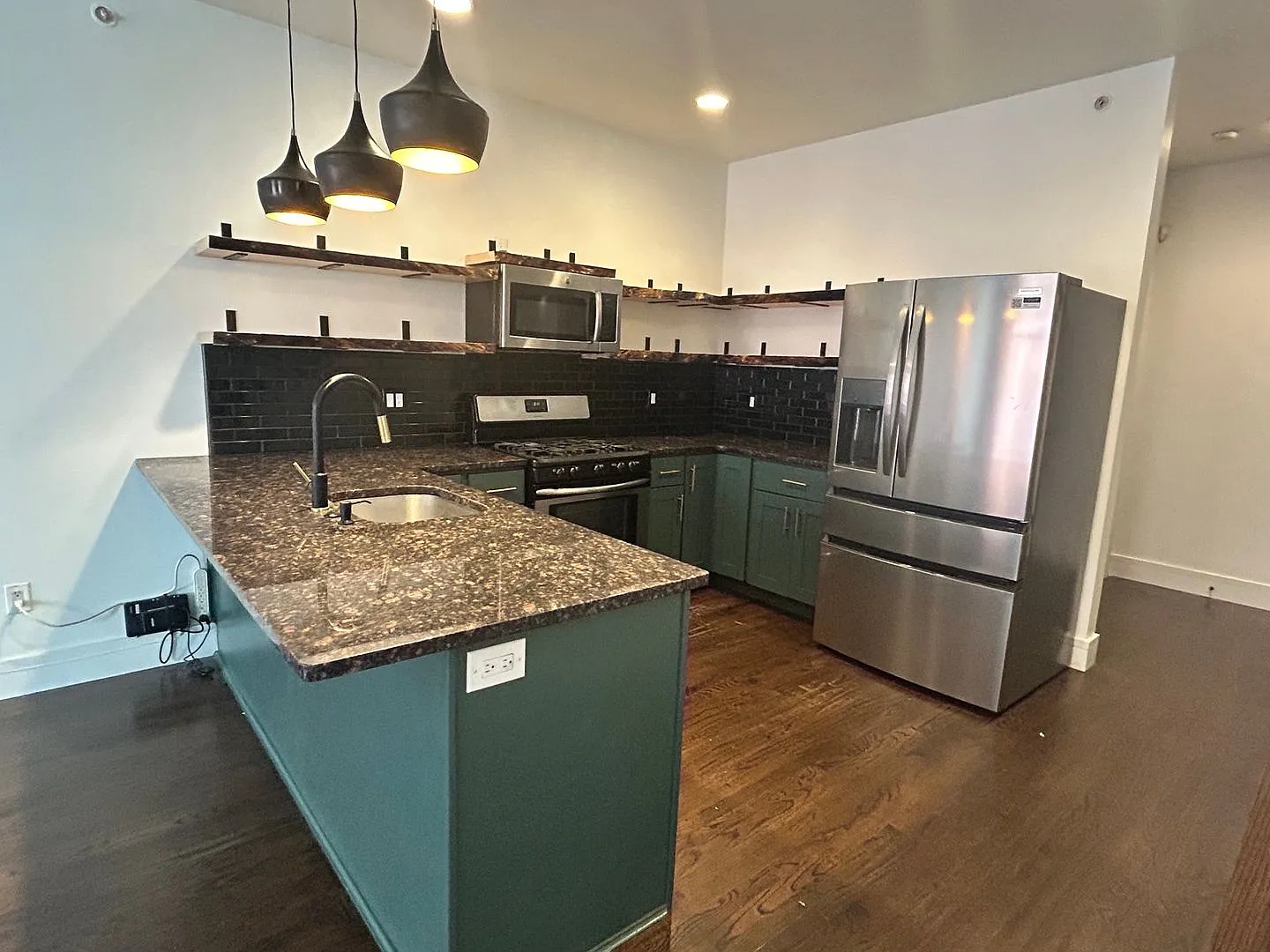 Beautiful Condo with Amazing Roof Top Deck — Photo 3