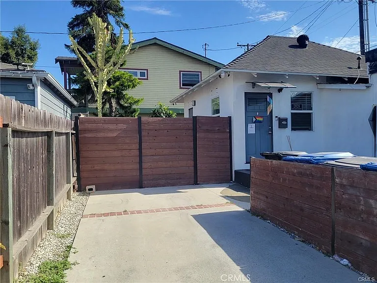 2828 E 10th St — Photo 1