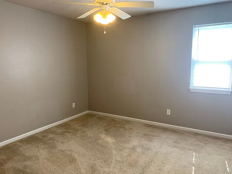 102 Fleetwood Dr — Photo 16