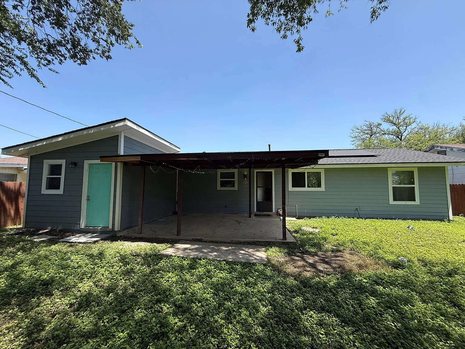 Great location close to airport and downtown. It has a nice back yard, quiet and great neighbors. — Photo 3