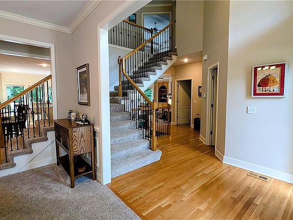 2nd image of 1575 Oakwood Ln