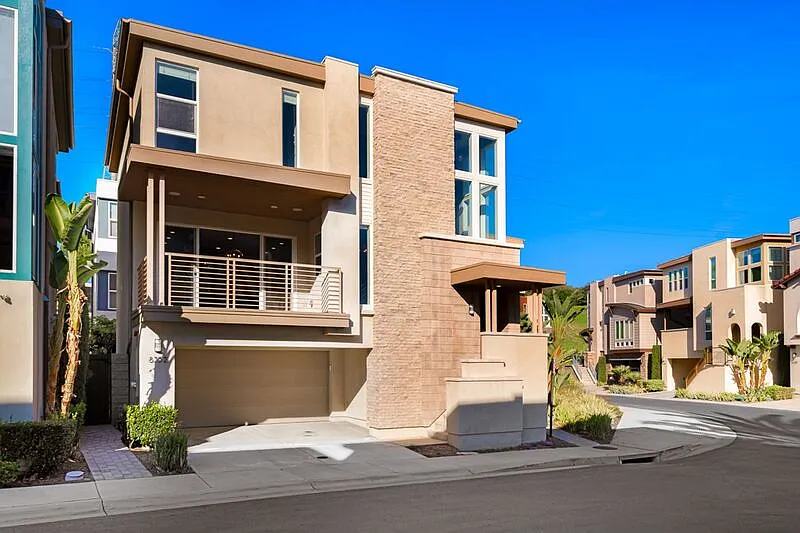 3 bed, 4.0 bath, 2229 sqft, $5,700 — Photo 1