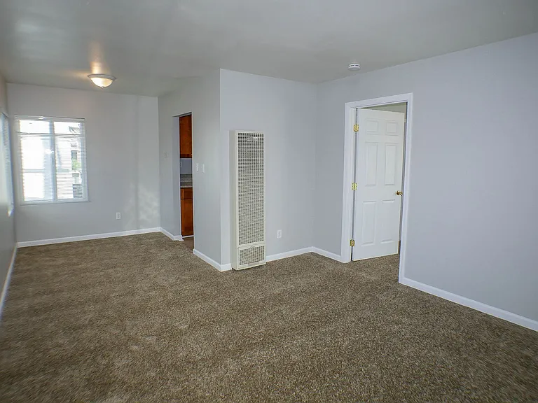 810-812.5 Niantic Ct — Photo 8