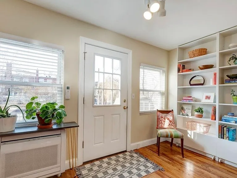 1517 Montana Ave NE — Photo 3