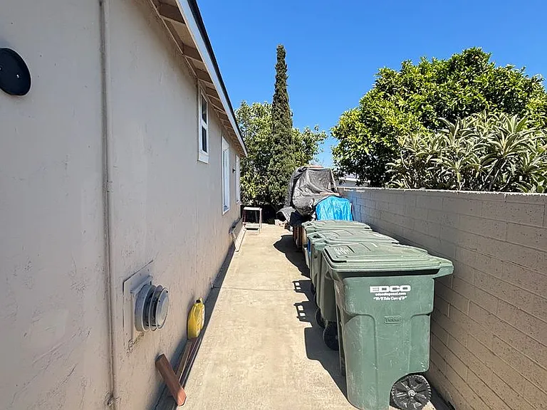 1575 Skyline Dr — Photo 3