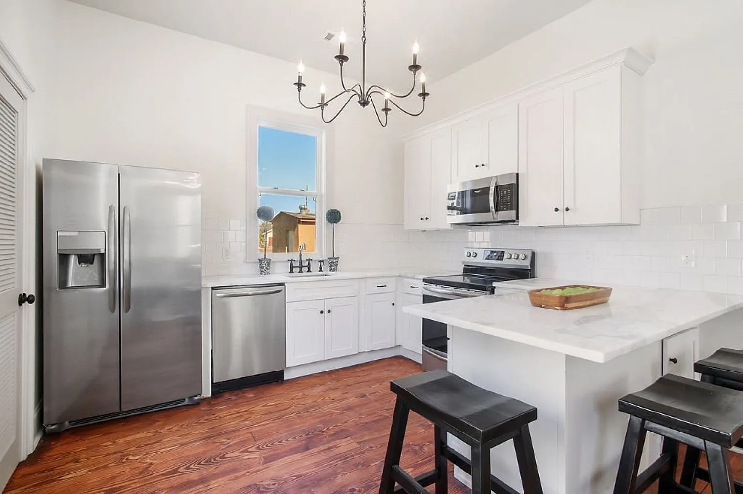 2 bed, 1.0 bath, $2,258 — Photo 3