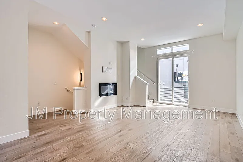 2 bed, 2.5 bath, 1400 sqft, $2,600 — Photo 3