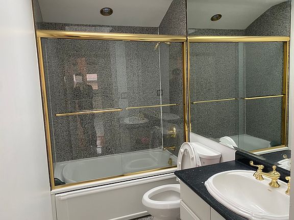 3rd image of 363 Dongan Hills Ave #2F