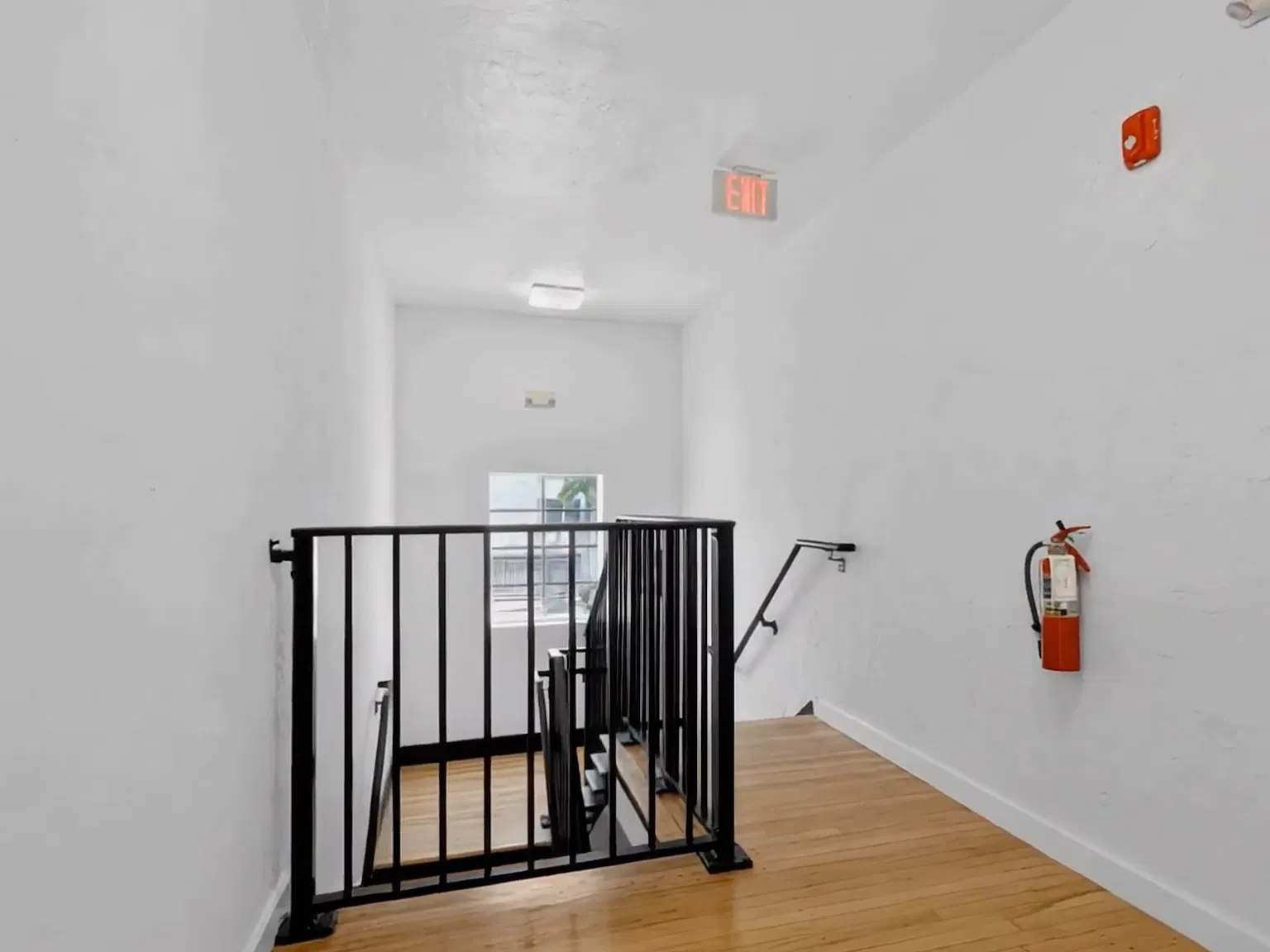 2 bed, 760 sqft, $3,299 — Photo 3