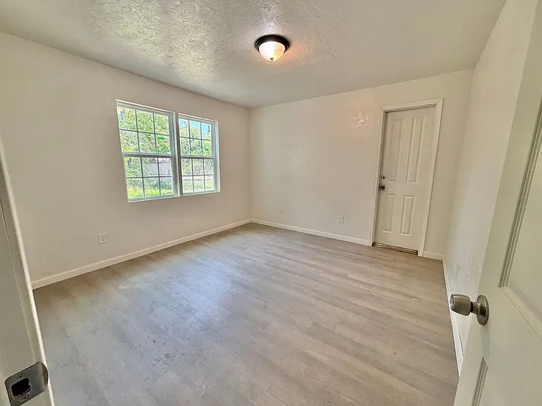 920 SW 47th St — Photo 13