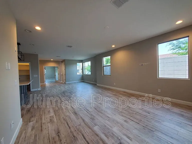 835 N 110th Ave — Photo 5