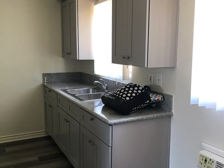 815 E Maple St — Photo 3