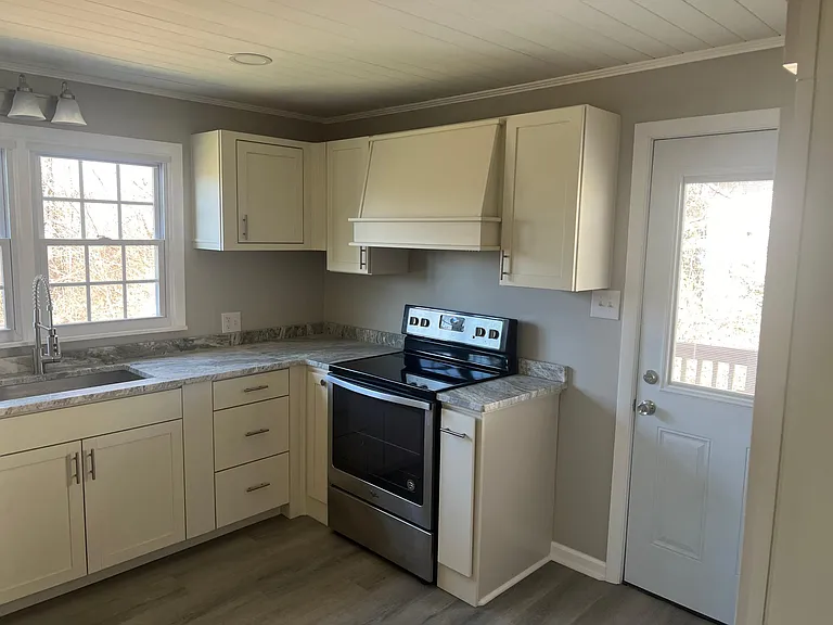 2751 Everett St — Photo 12