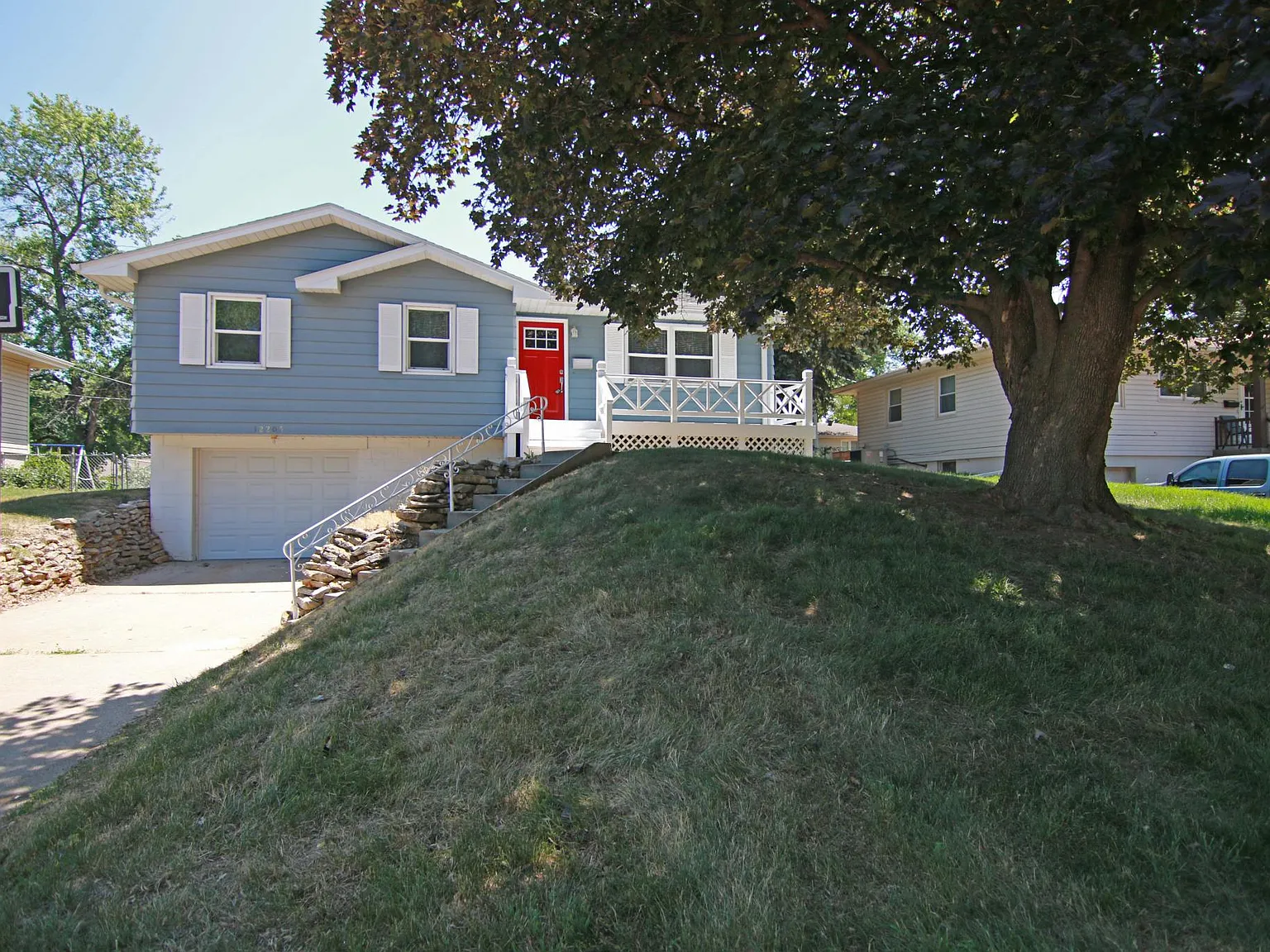 3 bed, 1.5 bath, 1640 sqft, $1,895 — Photo 2