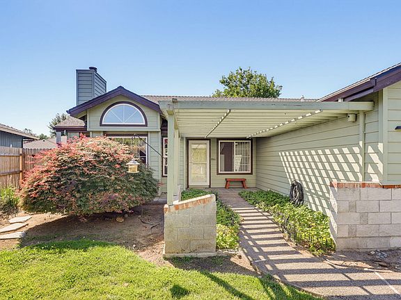 2nd image of 851 Ridgeway Cir