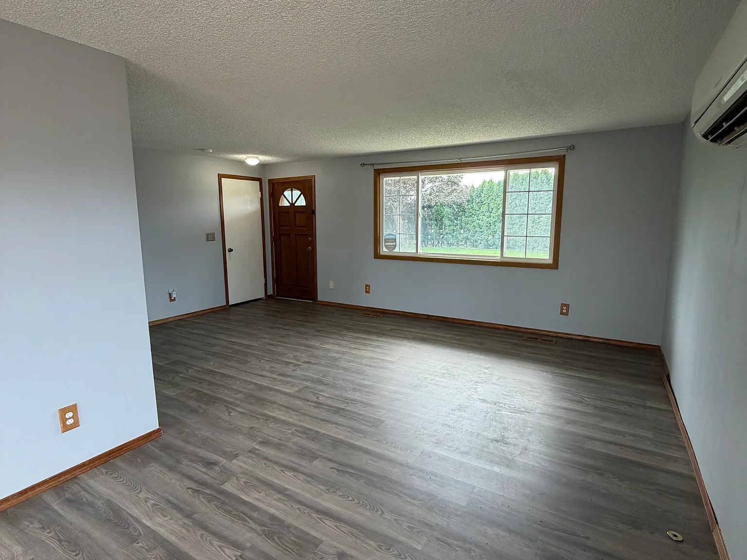 3 bed, 1.5 bath, 1008 sqft, $2,600 — Photo 3