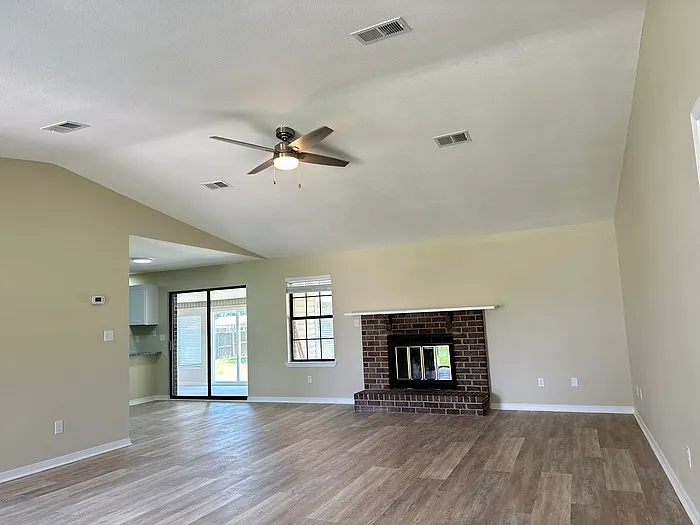 3 bed, 2.0 bath, 1850 sqft, $2,375 — Photo 4