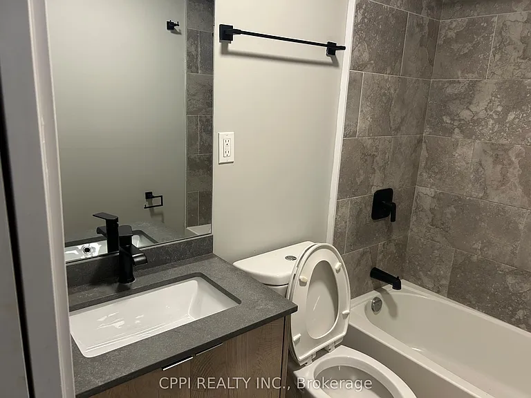 70 King St E #413 — Photo 3