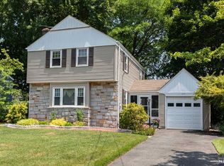 584 Bogert Rd, River Edge, NJ 07661