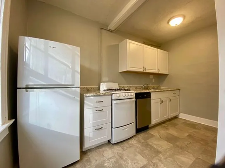 Valentine Place Apartments — Photo 16