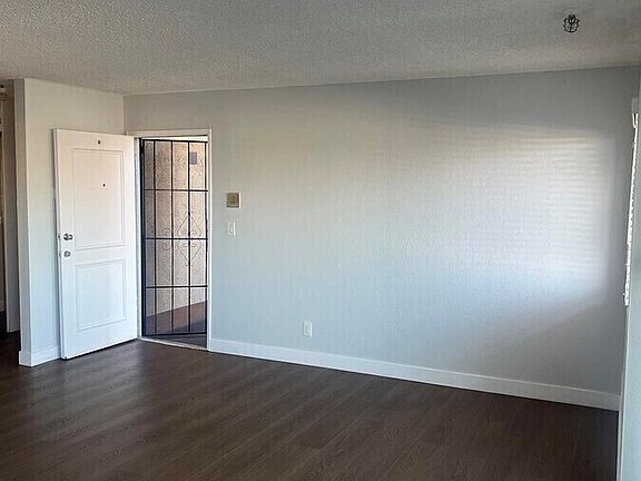 5th image of 13920 Doty Ave #3