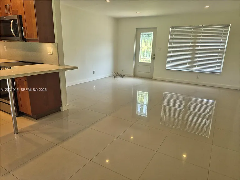 1401 SW 32nd Ct — Photo 3