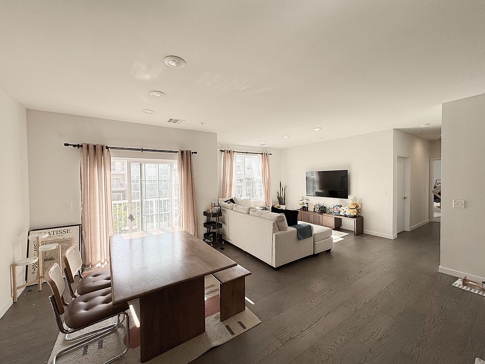1st image of 221 Lorhan Dr #221