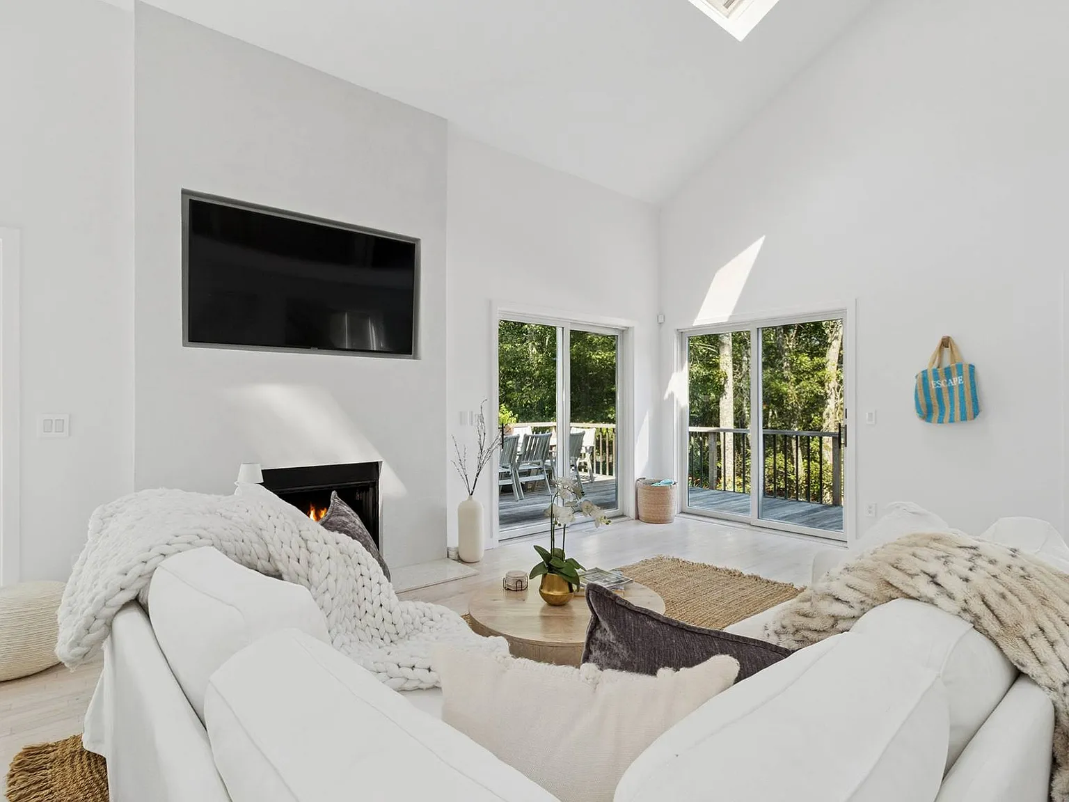 Serene Summer Living in Wainscott — Photo 4